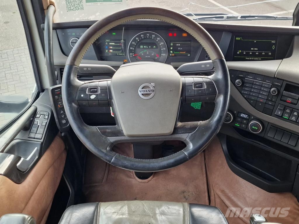 Volvo FH 13.500 Globetrotter 8x2*6 - 3 deck livestock + Dieren transport trucks