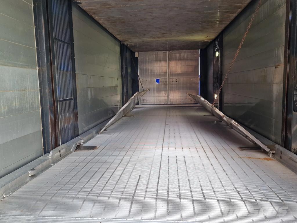 Volvo FH 13.500 Globetrotter 8x2*6 - 3 deck livestock + Dieren transport trucks