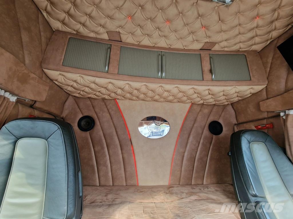 Volvo FH 13.500 Globetrotter 8x2*6 - 3 deck livestock + Dieren transport trucks