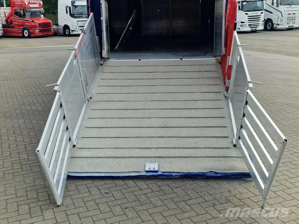 Volvo FH 13.500 Globetrotter 8x2*6 - 3 deck livestock + Dieren transport trucks