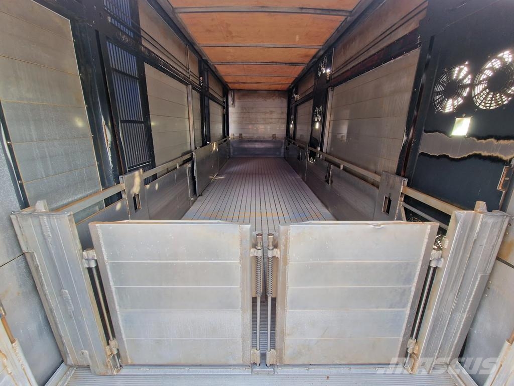 Volvo FH 13.500 Globetrotter 8x2*6 - 3 deck livestock + Dieren transport trucks