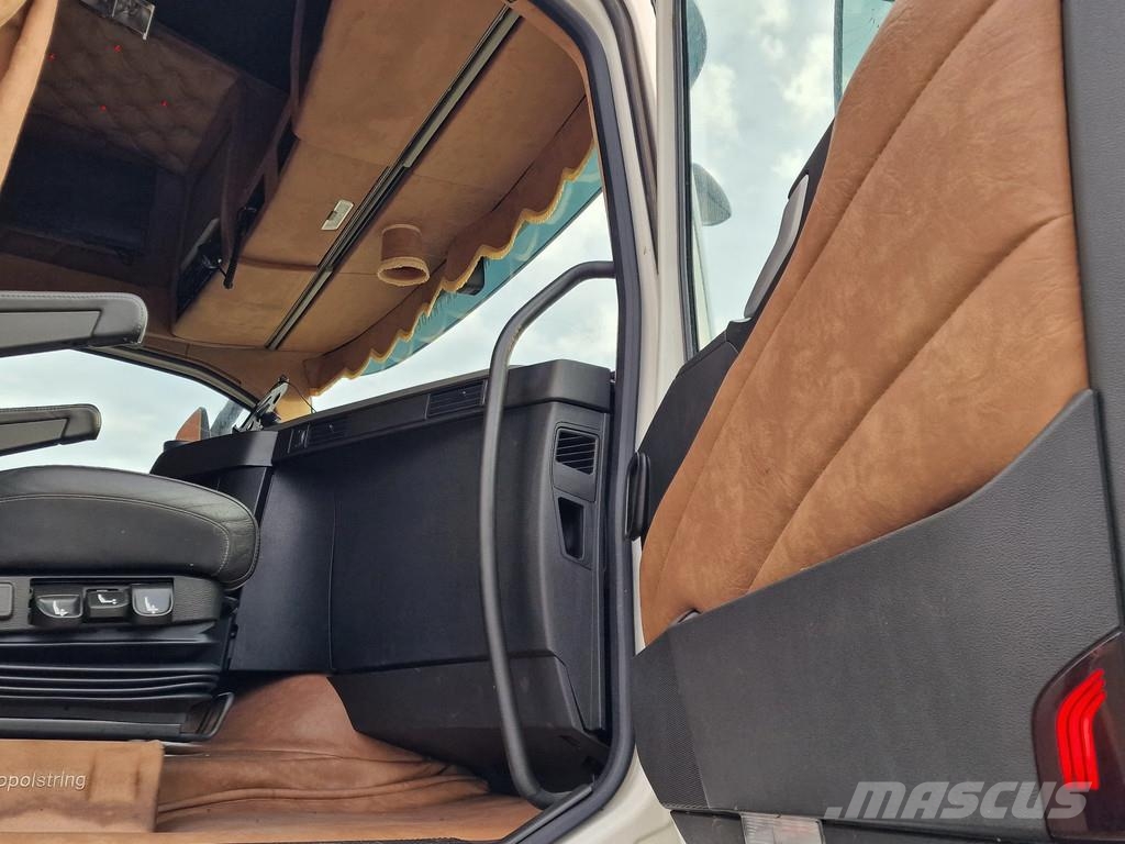 Volvo FH 13.500 Globetrotter 8x2*6 - 3 deck livestock + Dieren transport trucks