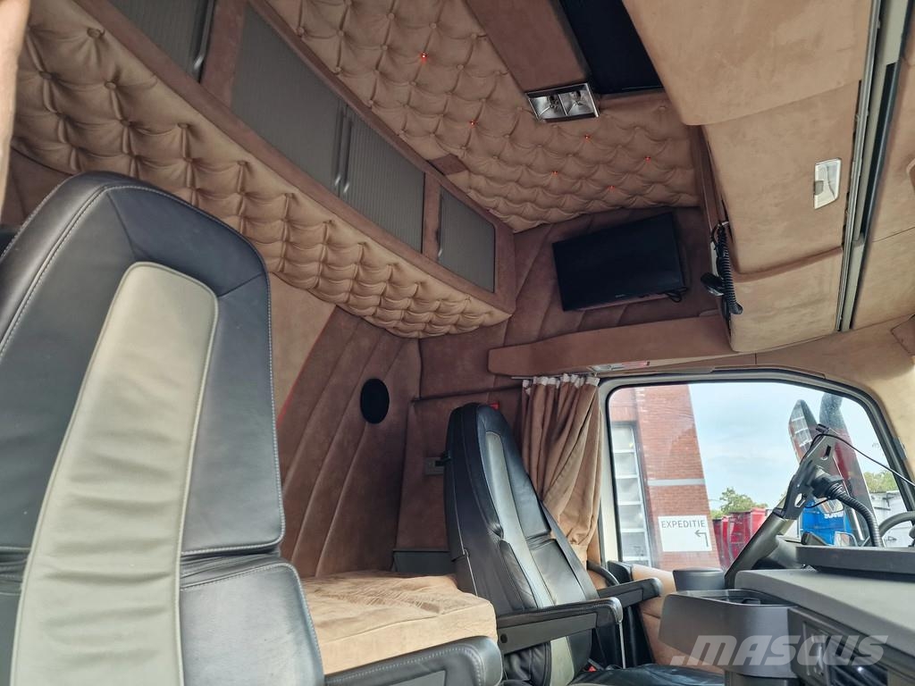 Volvo FH 13.500 Globetrotter 8x2*6 - 3 deck livestock + Dieren transport trucks