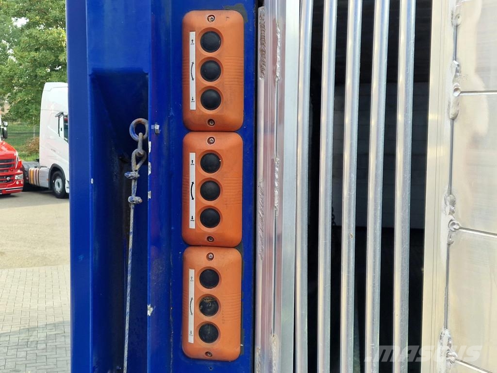 Volvo FH 13.500 Globetrotter 8x2*6 - 3 deck livestock + Dieren transport trucks