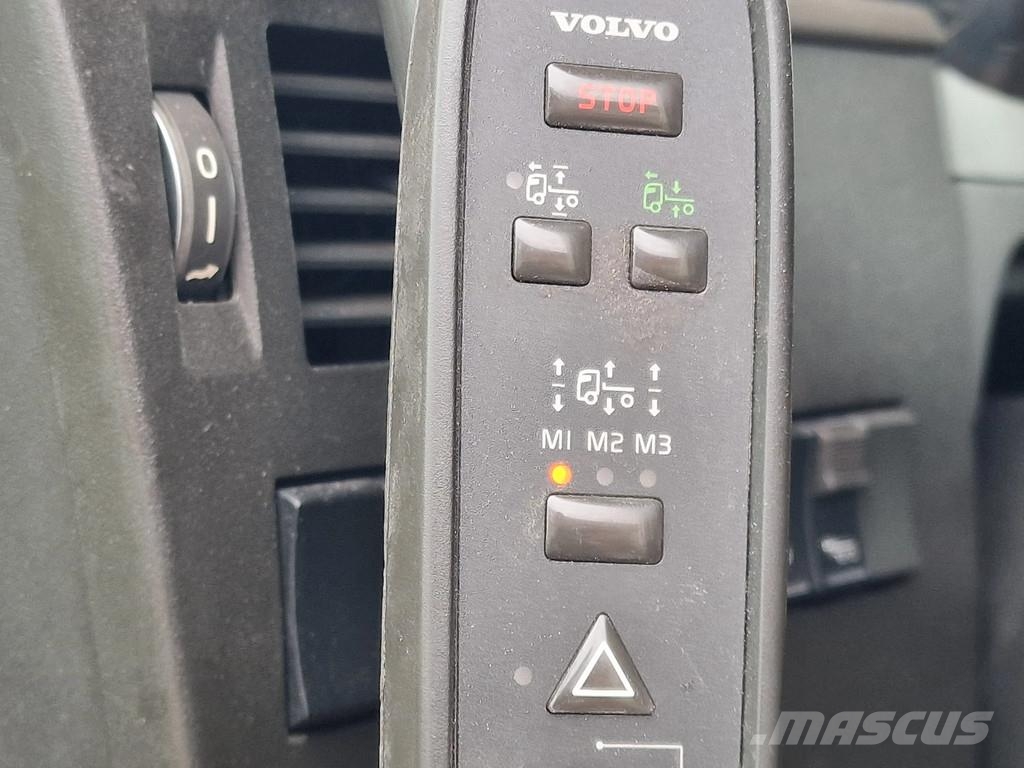 Volvo FH 13.500 Globetrotter 8x2*6 - 3 deck livestock + Dieren transport trucks