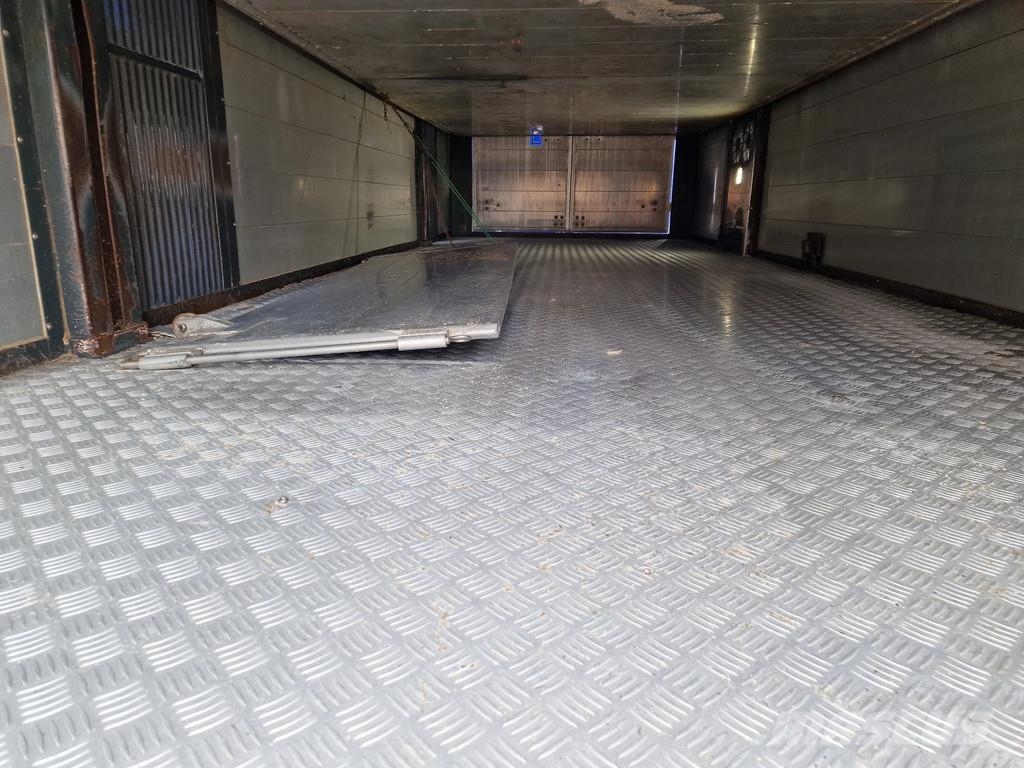 Volvo FH 13.500 Globetrotter 8x2*6 - 3 deck livestock + Dieren transport trucks