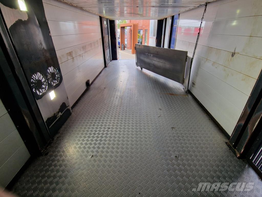 Volvo FH 13.500 Globetrotter 8x2*6 - 3 deck livestock + Dieren transport trucks
