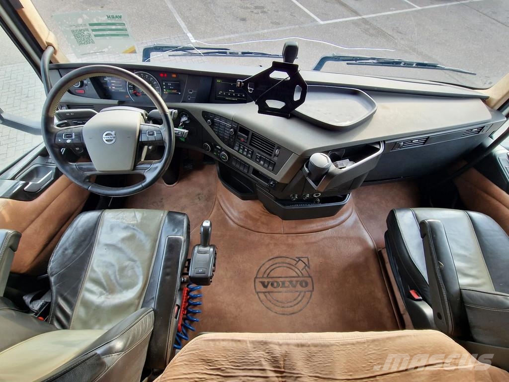 Volvo FH 13.500 Globetrotter 8x2*6 - 3 deck livestock + Dieren transport trucks