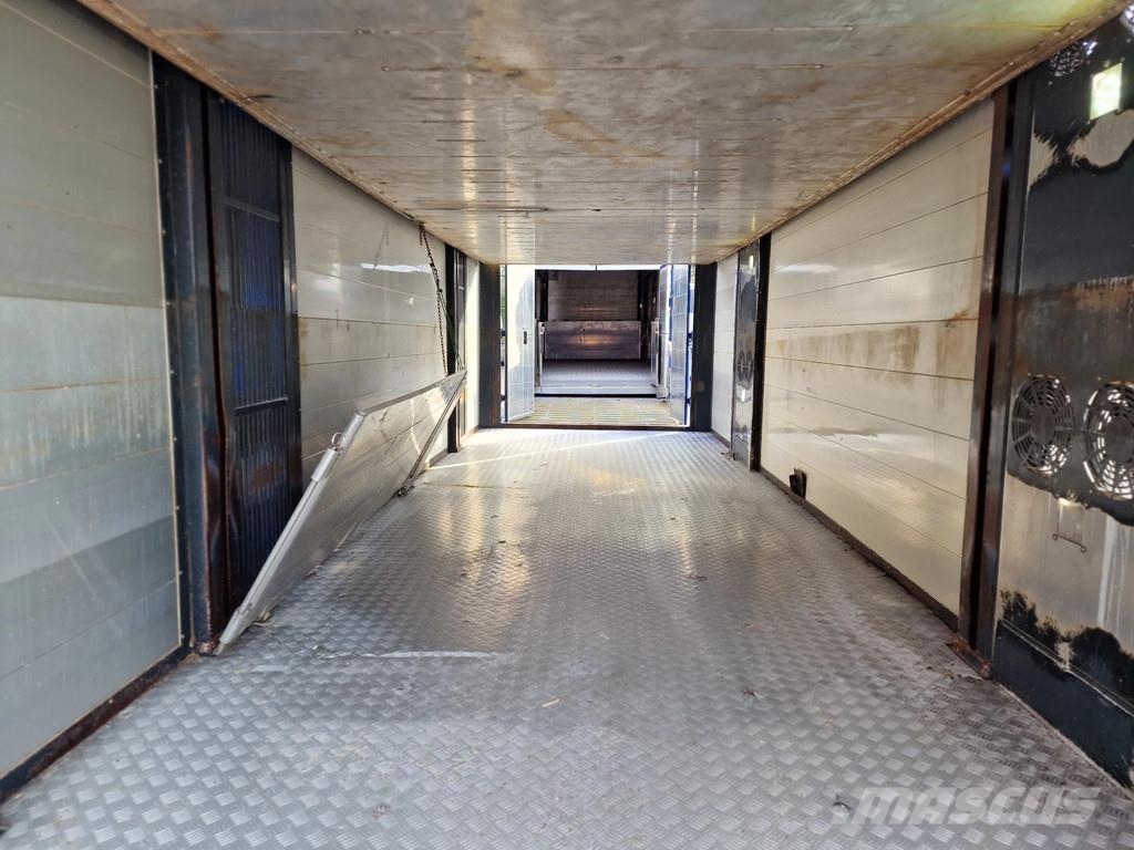 Volvo FH 13.500 Globetrotter 8x2*6 - 3 deck livestock + Dieren transport trucks
