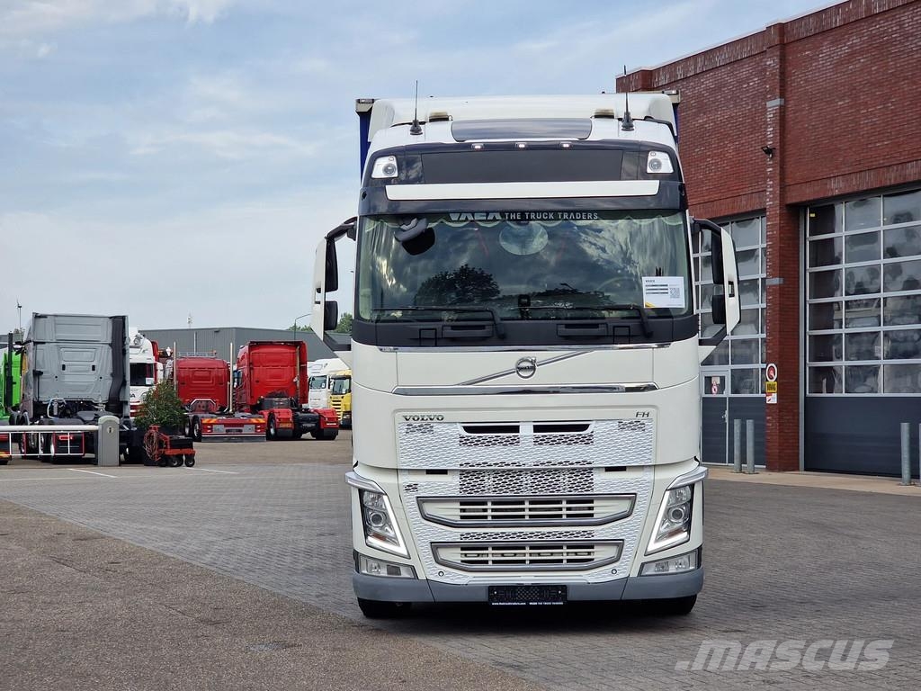Volvo FH 13.500 Globetrotter 8x2*6 - 3 deck livestock + Dieren transport trucks