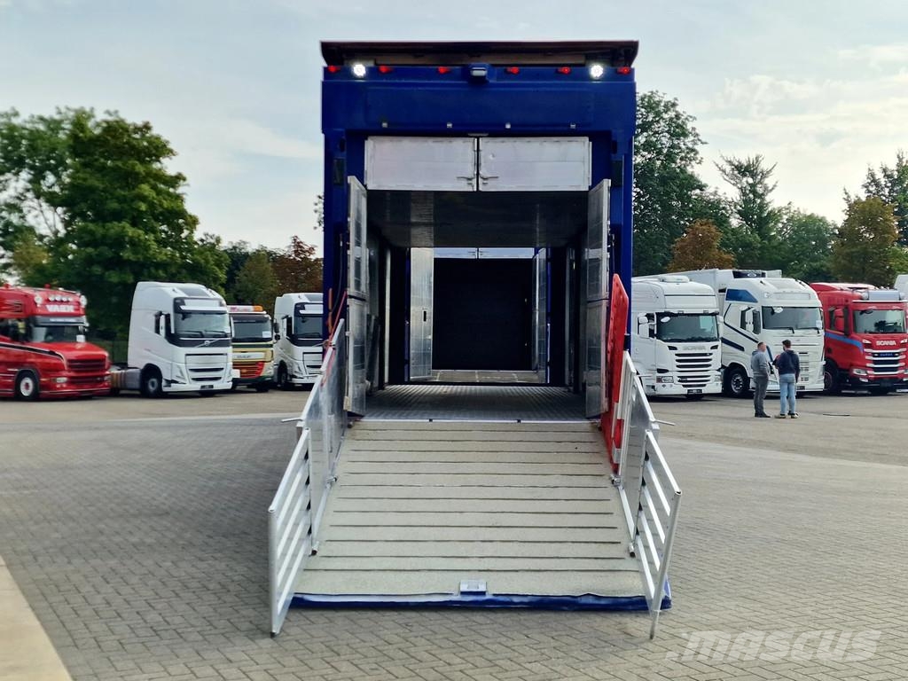 Volvo FH 13.500 Globetrotter 8x2*6 - 3 deck livestock + Dieren transport trucks