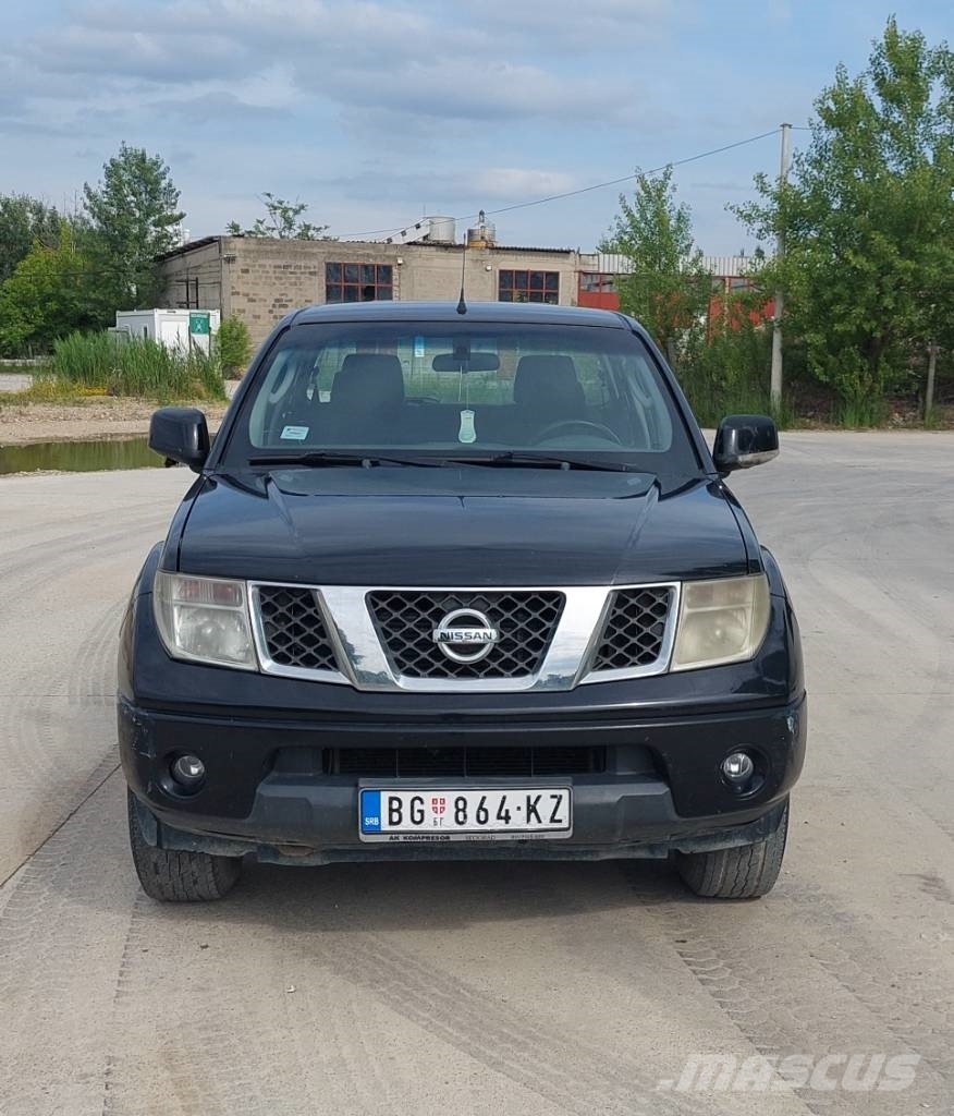 Nissan Navara 2.5 DCI SE 廂式貨物運輸車