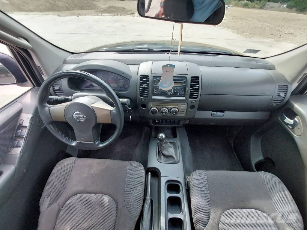 Nissan Navara 2.5 DCI SE 廂式貨物運輸車