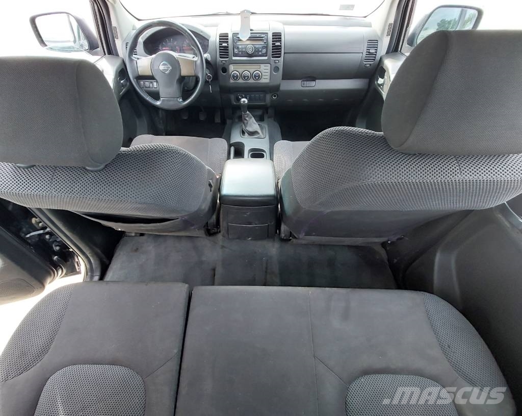 Nissan Navara 2.5 DCI SE 廂式貨物運輸車