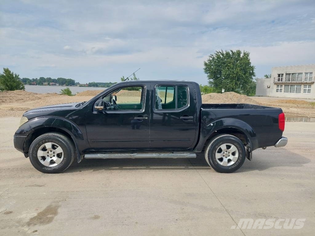Nissan Navara 2.5 DCI SE 廂式貨物運輸車