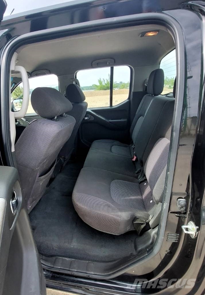 Nissan Navara 2.5 DCI SE 廂式貨物運輸車