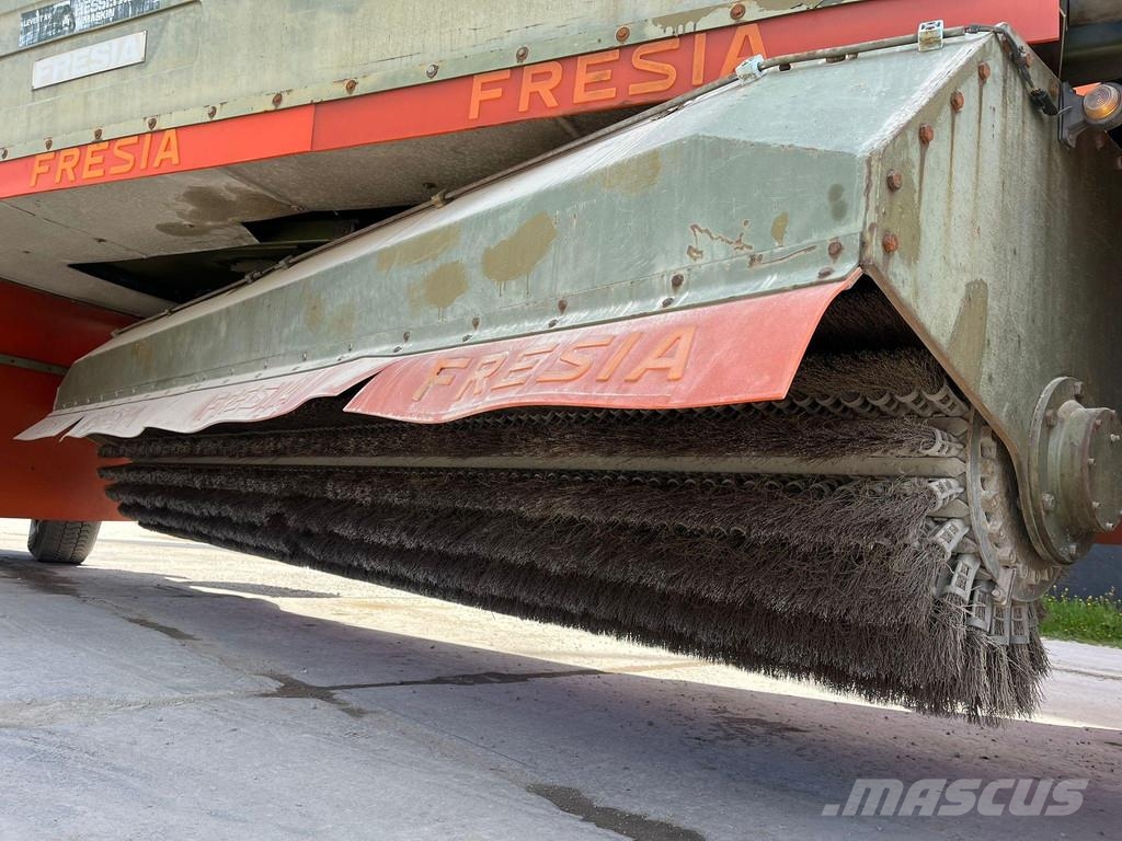 Iveco Fresia F 2000 4x4 SNOW PLOW / BROOM / BLOWER Balayeuse / Autolaveuse