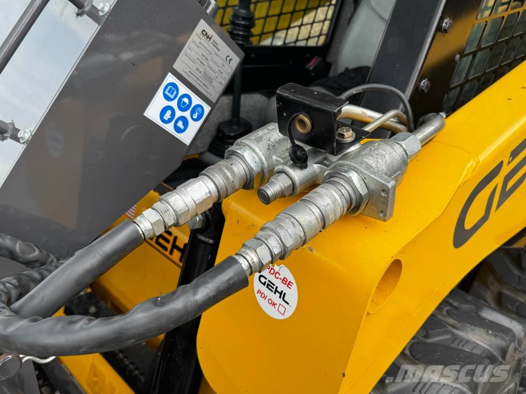 Gehl Skid steer loader – excavator arm – broom – slide معدات المواد - غير ذلك
