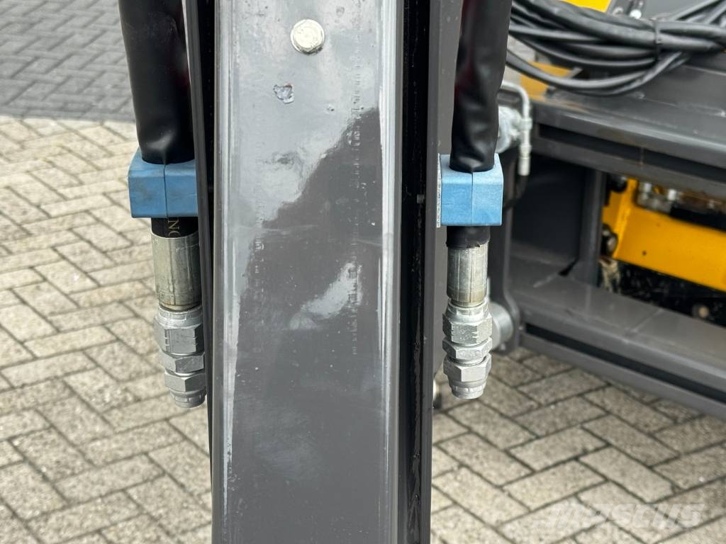 Gehl Skid steer loader – excavator arm – broom – slide معدات المواد - غير ذلك