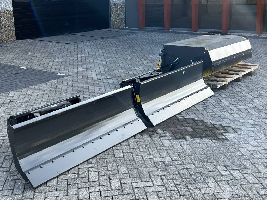 Gehl Skid steer loader – excavator arm – broom – slide معدات المواد - غير ذلك