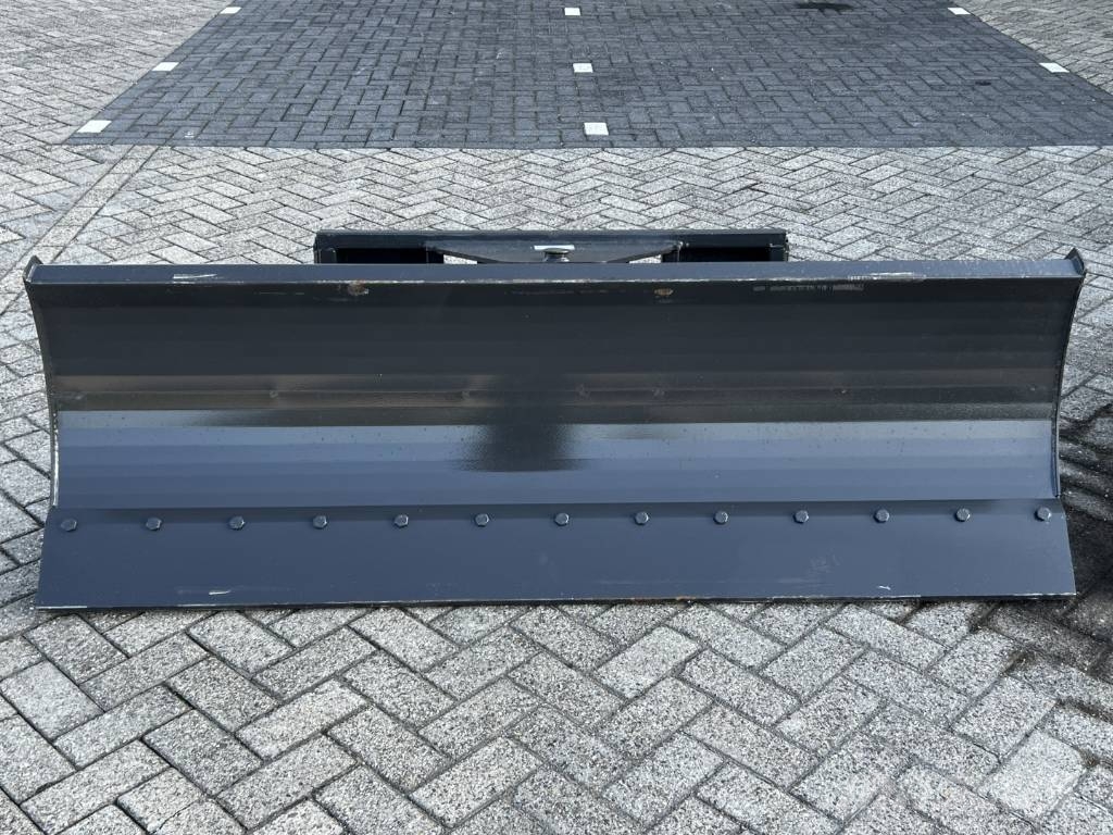 Gehl Skid steer loader – excavator arm – broom – slide معدات المواد - غير ذلك
