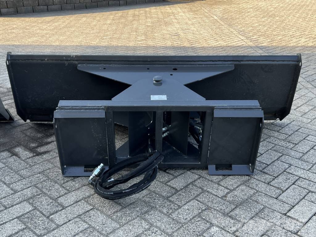 Gehl Skid steer loader – excavator arm – broom – slide معدات المواد - غير ذلك