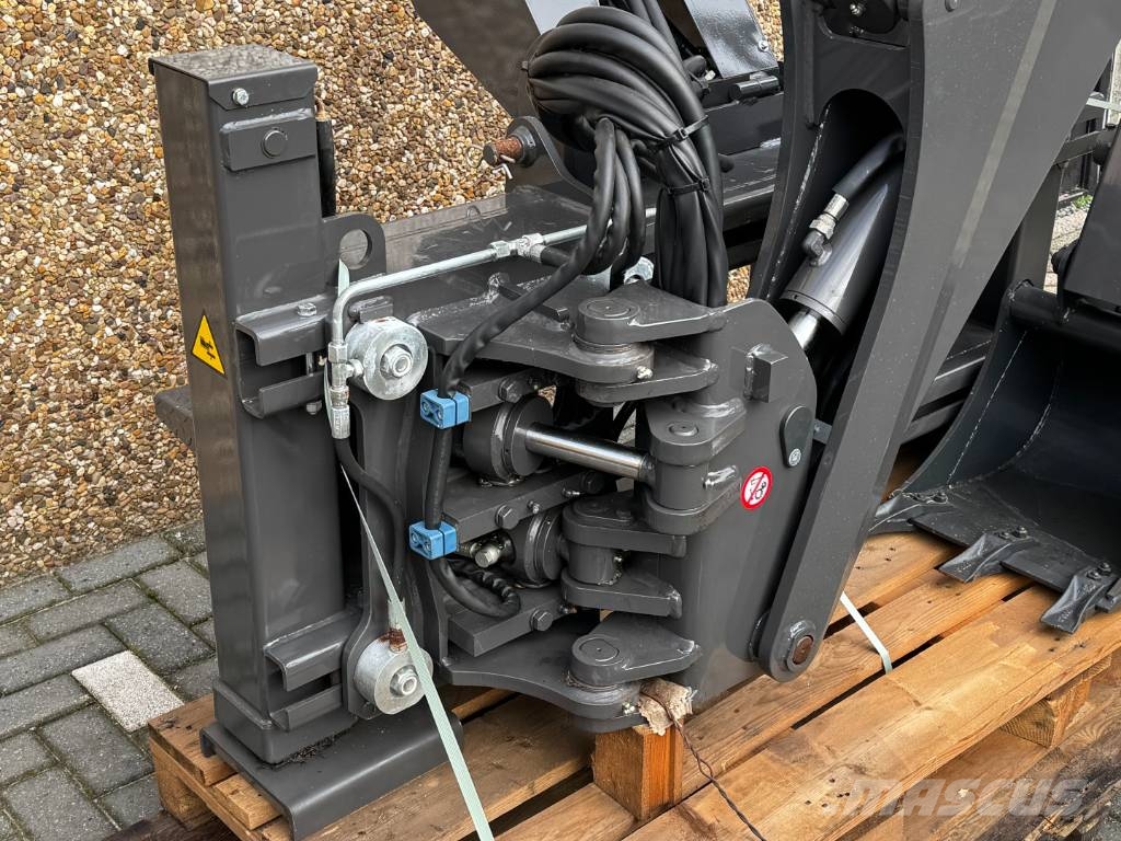 Gehl Skid steer loader – excavator arm – broom – slide معدات المواد - غير ذلك