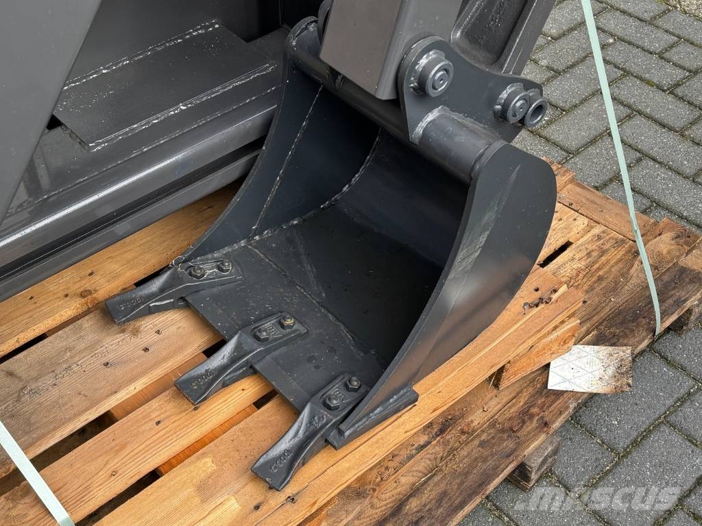 Gehl Skid steer loader – excavator arm – broom – slide معدات المواد - غير ذلك
