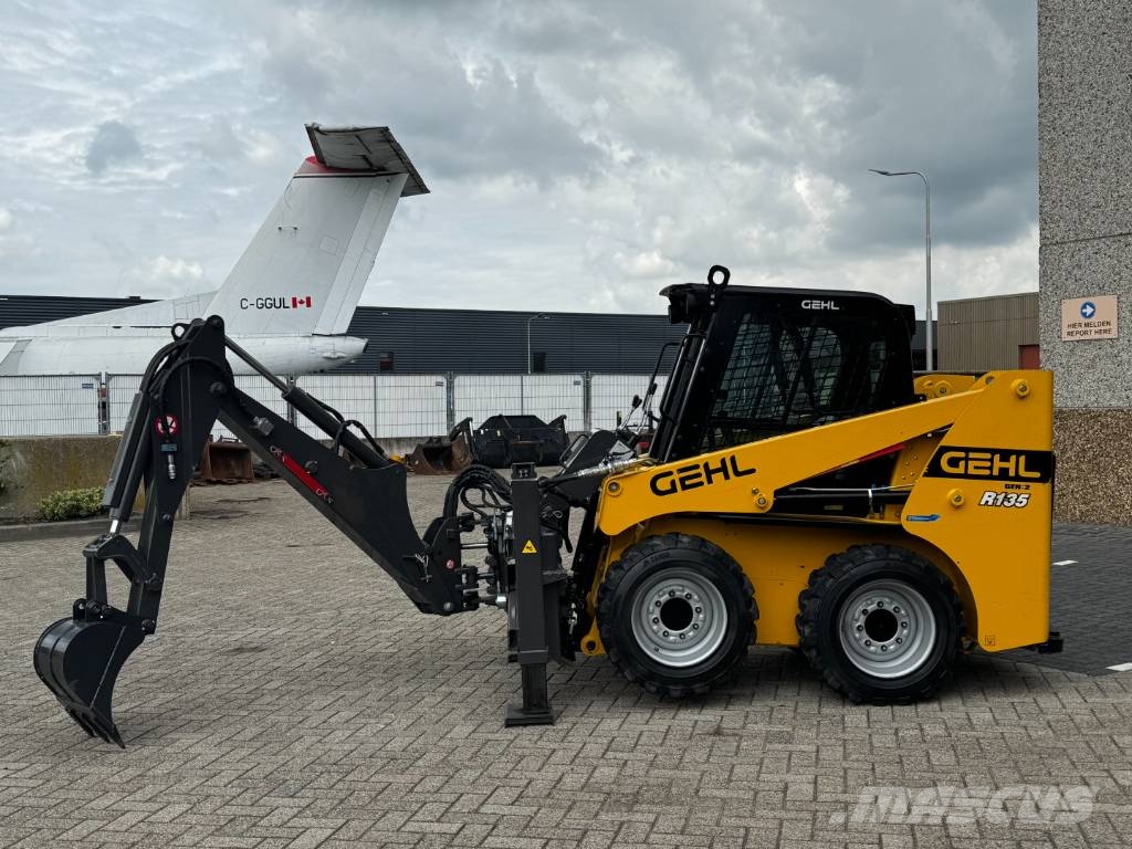 Gehl Skid steer loader – excavator arm – broom – slide معدات المواد - غير ذلك