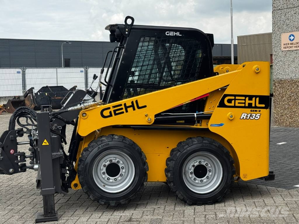 Gehl Skid steer loader – excavator arm – broom – slide معدات المواد - غير ذلك