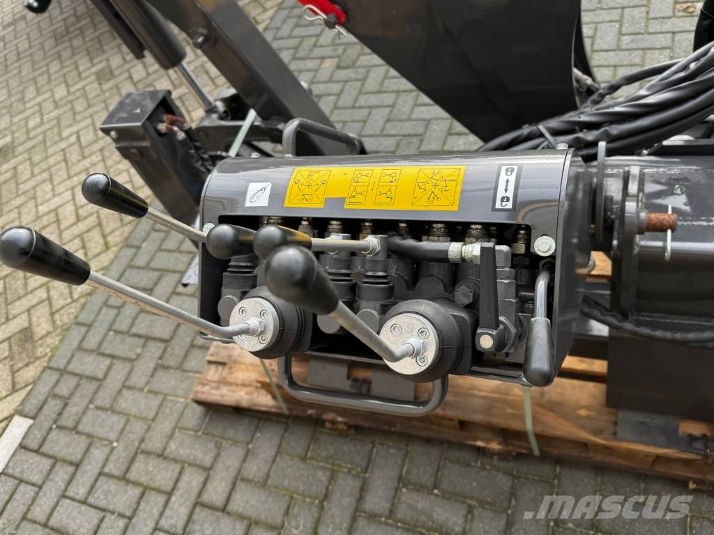 Gehl Skid steer loader – excavator arm – broom – slide معدات المواد - غير ذلك