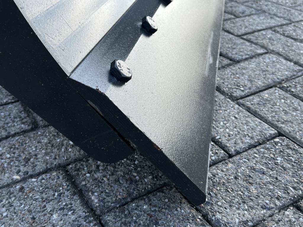 Gehl Skid steer loader – excavator arm – broom – slide معدات المواد - غير ذلك