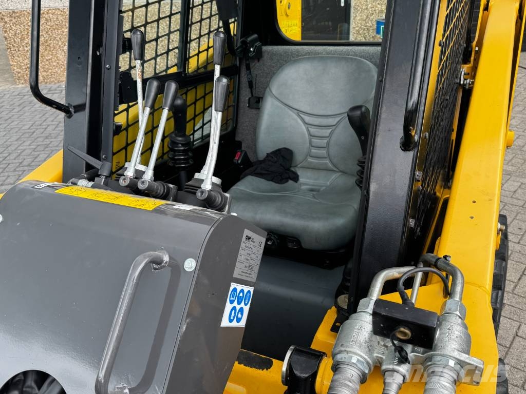Gehl Skid steer loader – excavator arm – broom – slide معدات المواد - غير ذلك