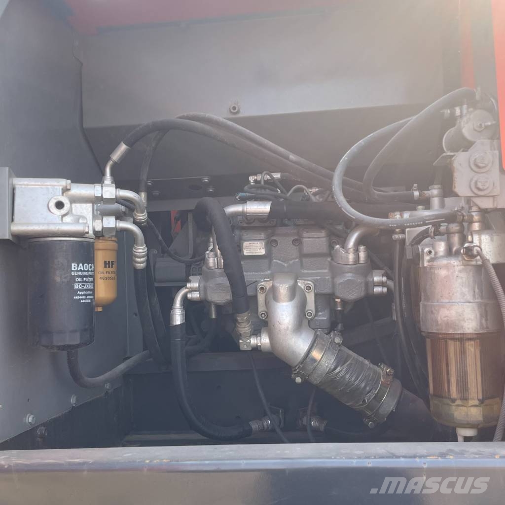 Hitachi ZX 210 حفارات زحافة