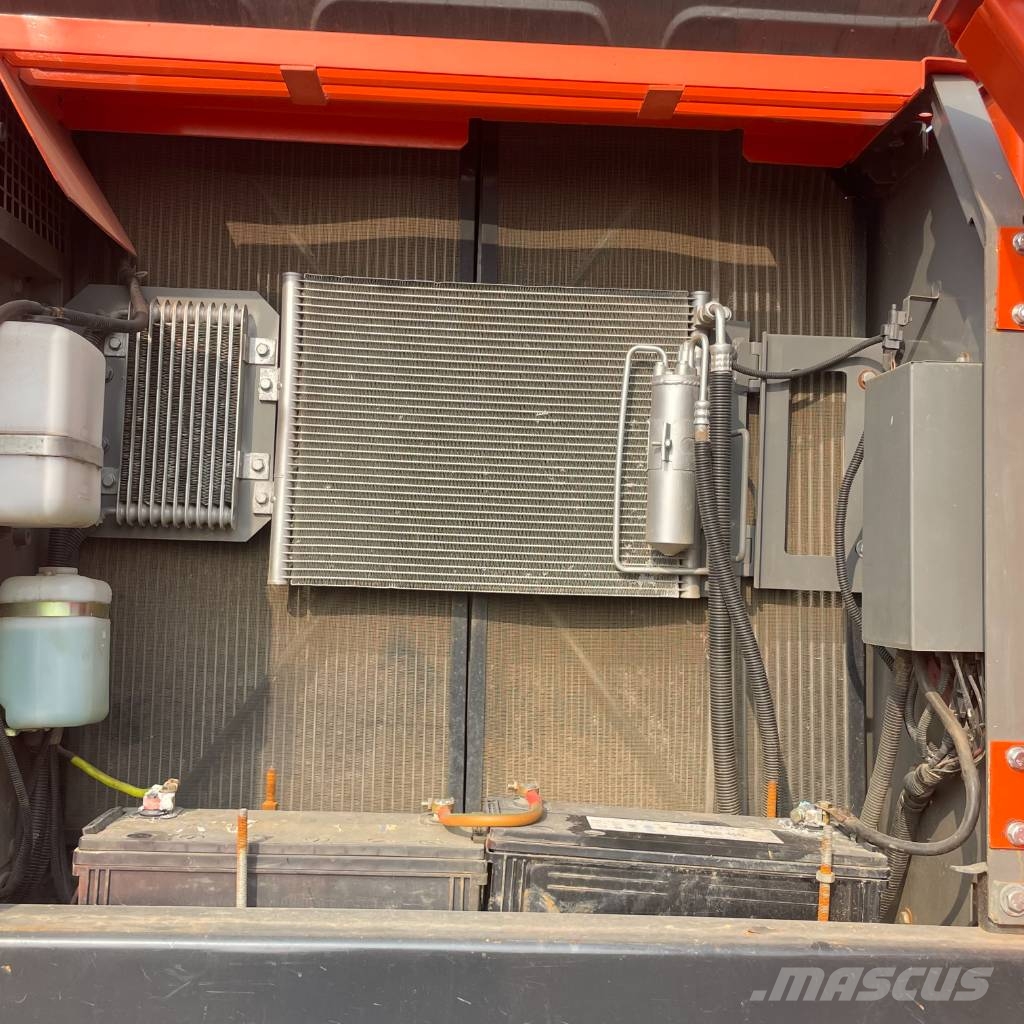 Hitachi ZX 210 حفارات زحافة