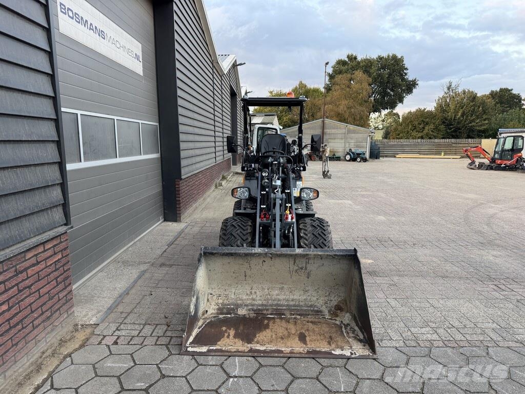 GiANT G2300 X-TRA HD minishovel 2026 56 uur Kolesni nakladalci