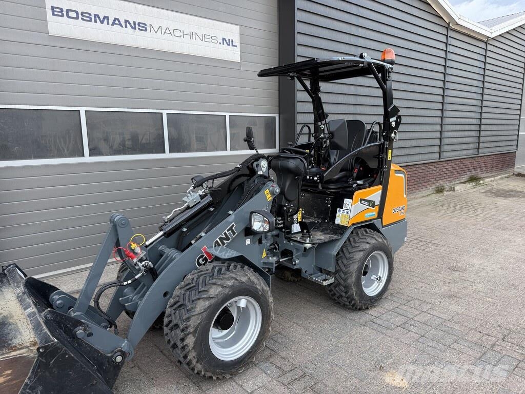GiANT G2300 X-TRA HD minishovel 2026 56 uur Kolesni nakladalci