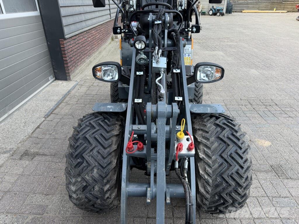 GiANT G2300 X-TRA HD minishovel 2026 56 uur Kolesni nakladalci