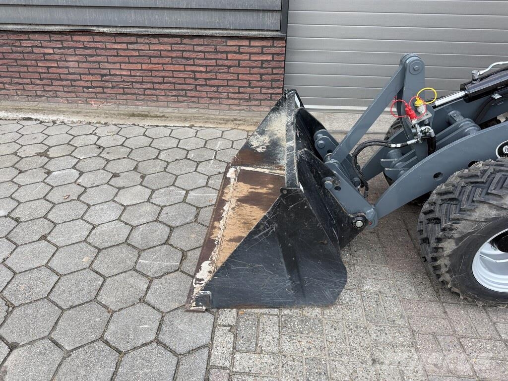 GiANT G2300 X-TRA HD minishovel 2026 56 uur Kolesni nakladalci