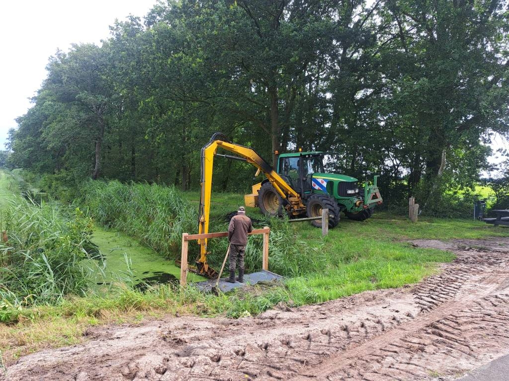John Deere 6820 / BOS arm Tractors