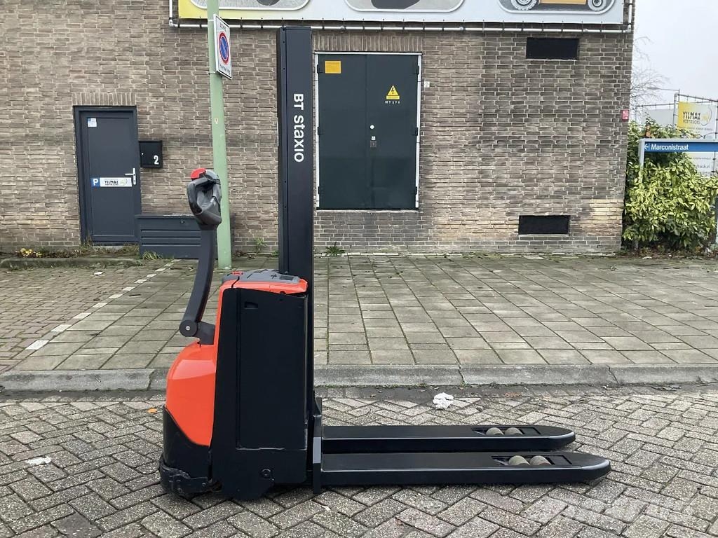 Toyota BT SWE080L 2000KG 1.58METER STAPELAAR / HEFTRUCK Gaffelstabler med gående fører