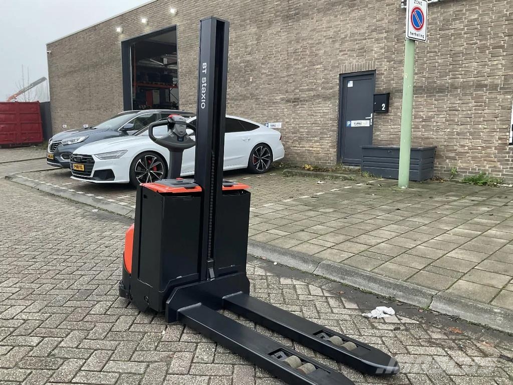 Toyota BT SWE080L 2000KG 1.58METER STAPELAAR / HEFTRUCK Gaffelstabler med gående fører