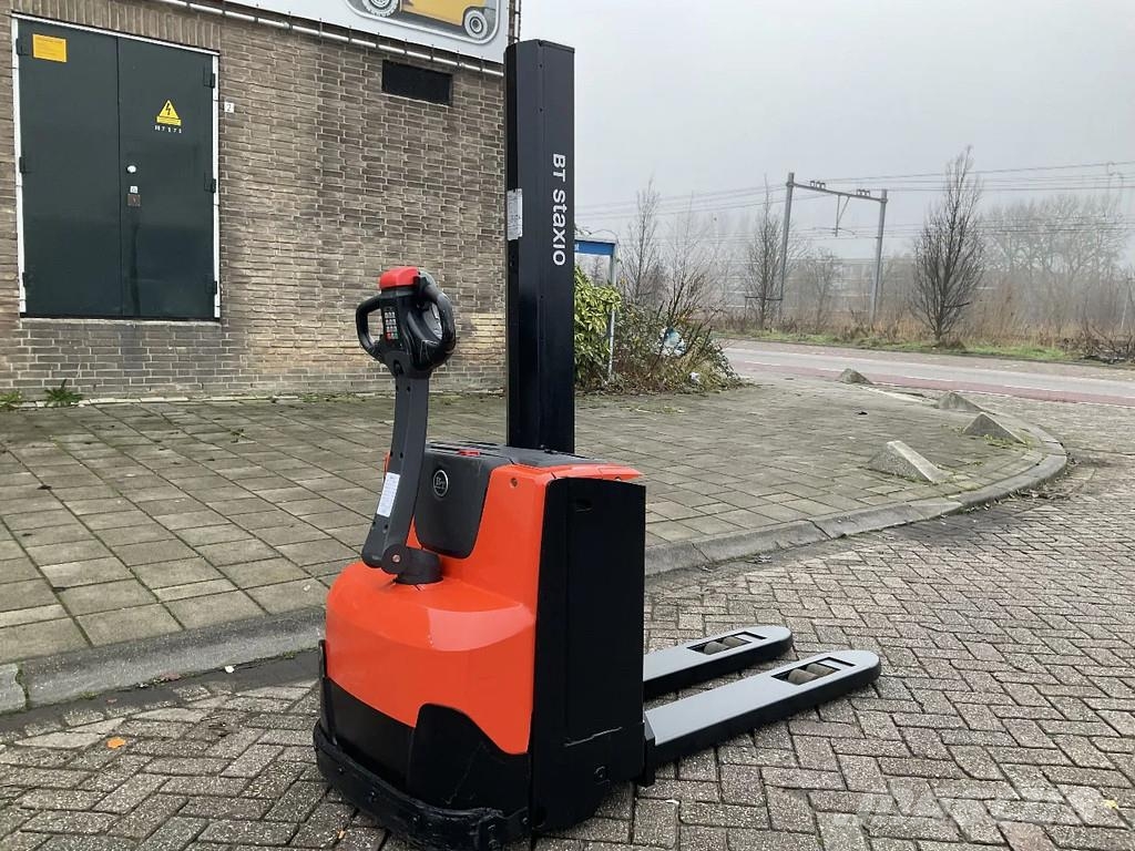 Toyota BT SWE080L 2000KG 1.58METER STAPELAAR / HEFTRUCK Gaffelstabler med gående fører