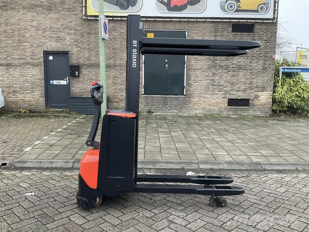Toyota BT SWE080L 2000KG 1.58METER STAPELAAR / HEFTRUCK Gaffelstabler med gående fører