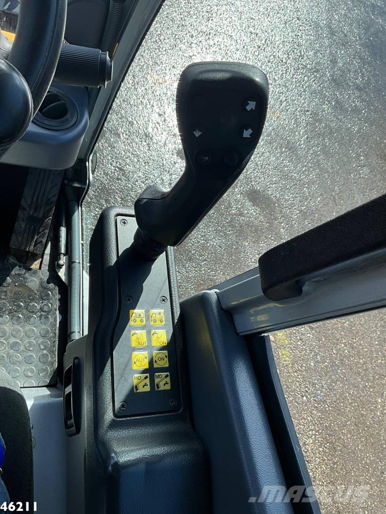 Bucher Citycat 2020 with 3-rd brush Ielu tīrāmās mašīnas