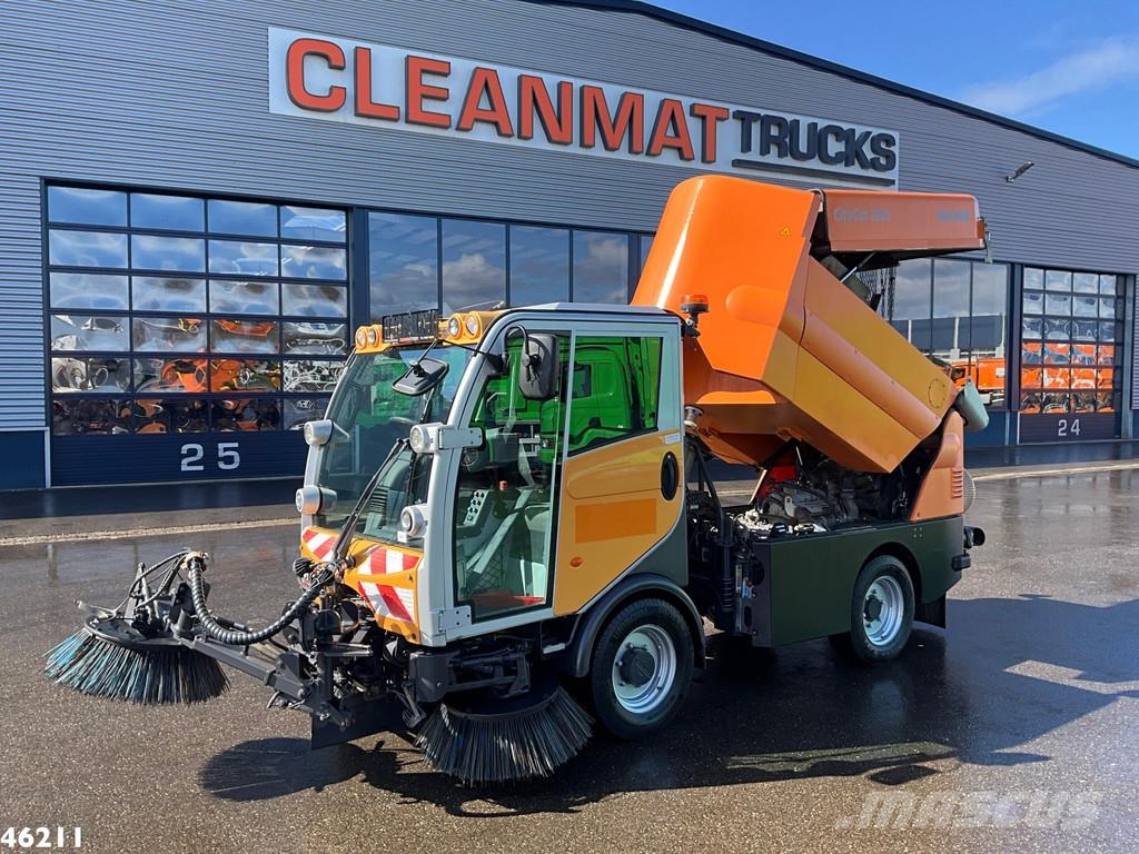 Bucher Citycat 2020 with 3-rd brush Ielu tīrāmās mašīnas