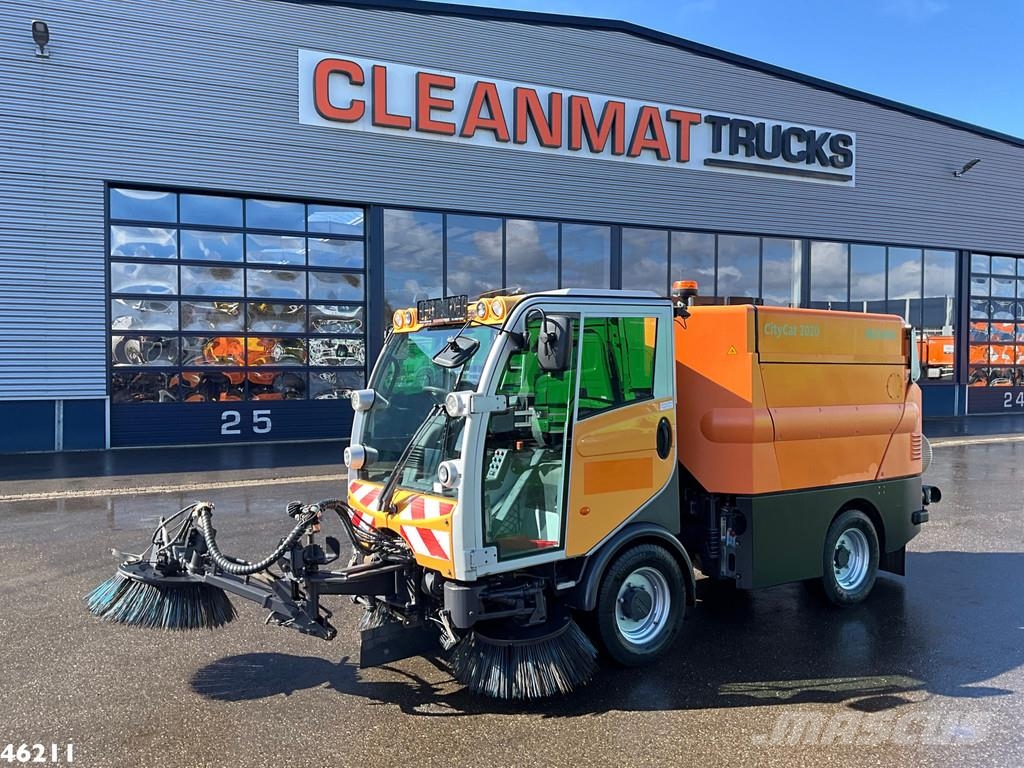 Bucher Citycat 2020 with 3-rd brush Ielu tīrāmās mašīnas