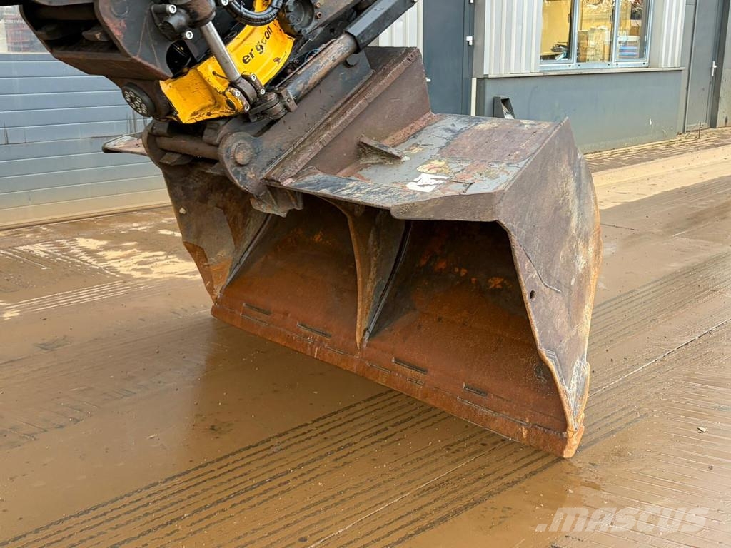 Komatsu PC240LC-10 Engcon and 3 x bucket حفارات زحافة