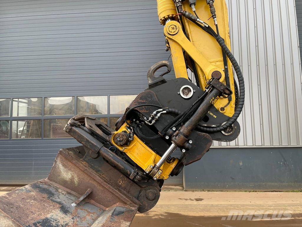 Komatsu PC240LC-10 Engcon and 3 x bucket حفارات زحافة