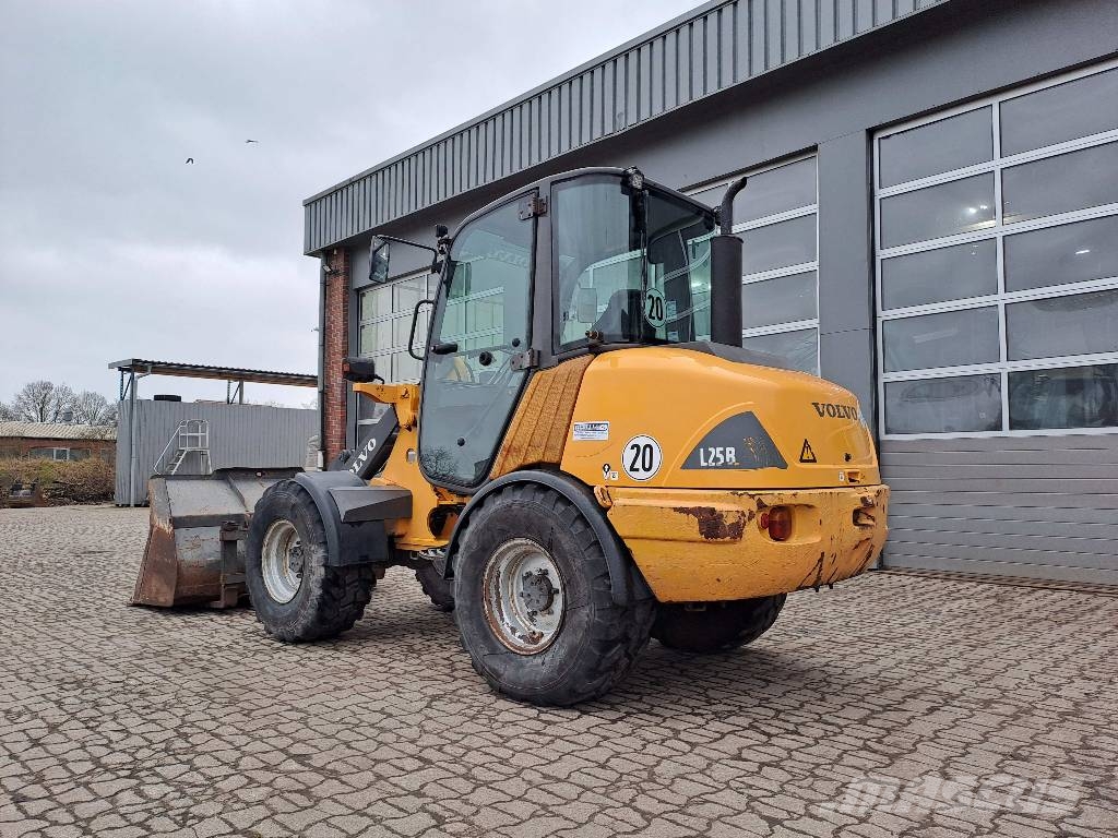 Volvo L 25B Колесни товарачи